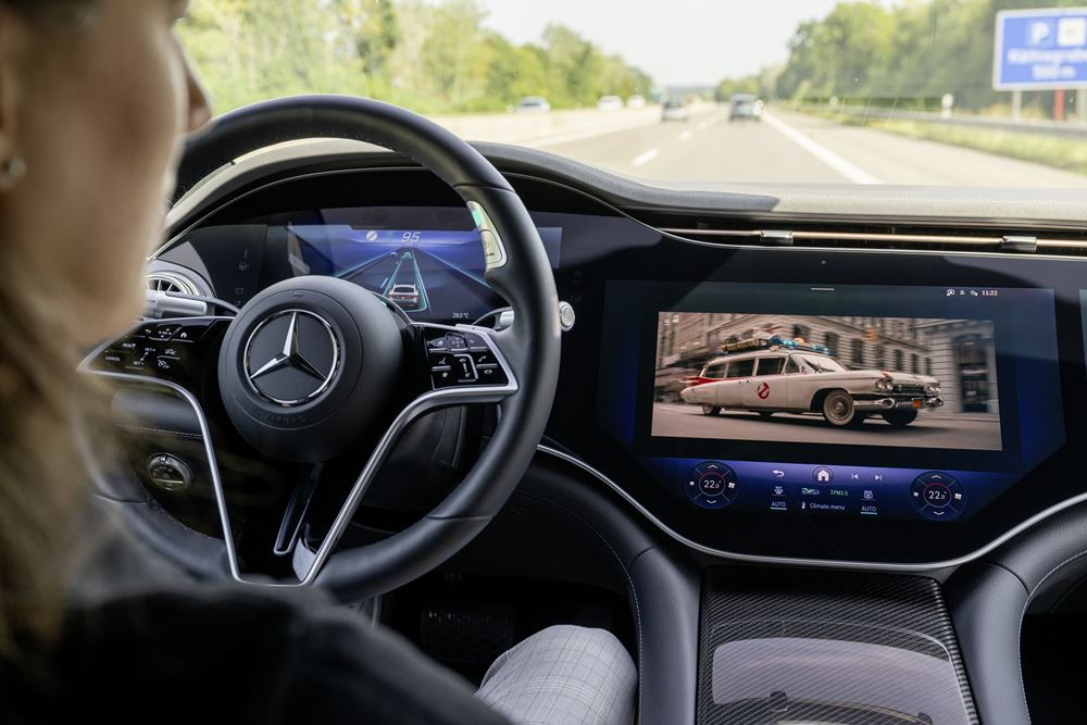 Le système de conduite automatisée de niveau 3 Mercedes suit un véhicule sur l'autoroute jusqu'à 95 km/h