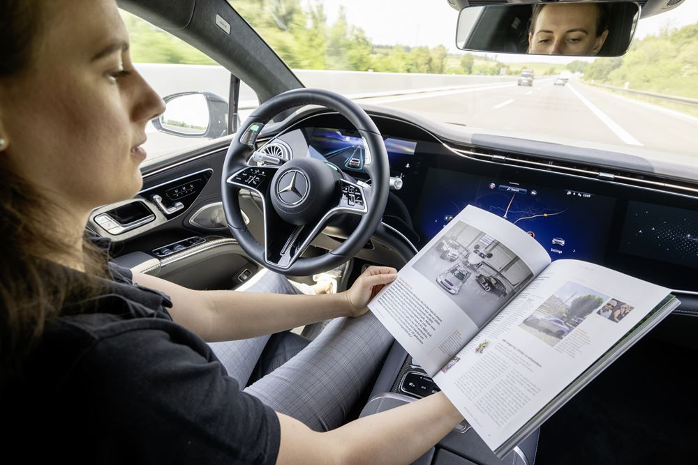 Le système de conduite automatisée de niveau 3 Mercedes suit un véhicule sur l'autoroute jusqu'à 95 km/h