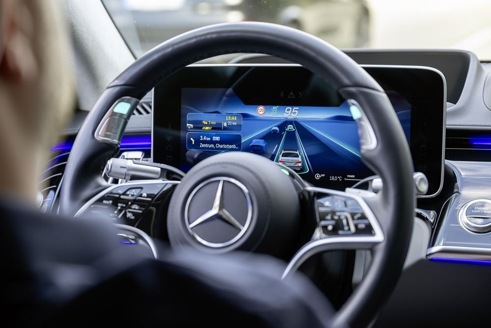 Le système de conduite automatisée de niveau 3 Mercedes suit un véhicule sur l'autoroute jusqu'à 95 km/h