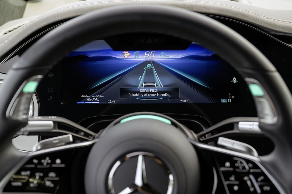 Le système de conduite automatisée de niveau 3 Mercedes suit un véhicule sur l'autoroute jusqu'à 95 km/h