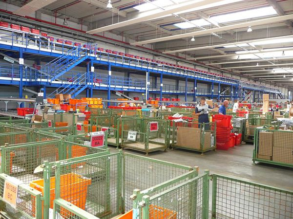 Visite au cœur du centre logistique pièces de rechange Mercedes de Valenciennes