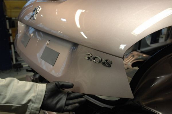 Découvrez en images le montage de la nouvelle Peugeot 208 à Poissy
