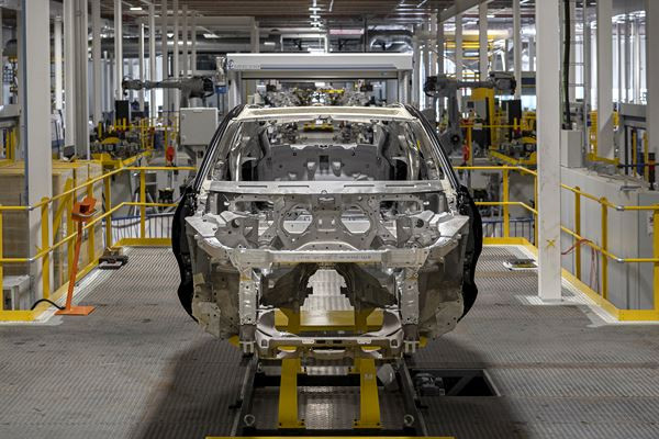 Le site de production Aston Martin de St Athan est dédié au SUV électrique DBX