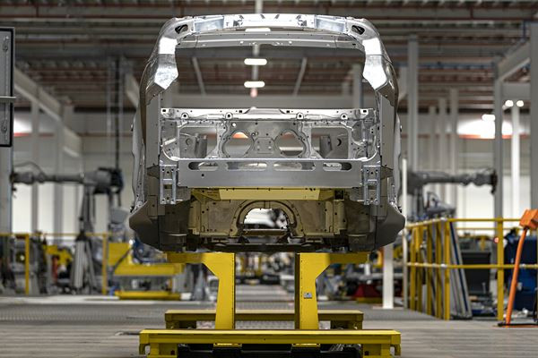 Le site de production Aston Martin de St Athan est dédié au SUV électrique DBX