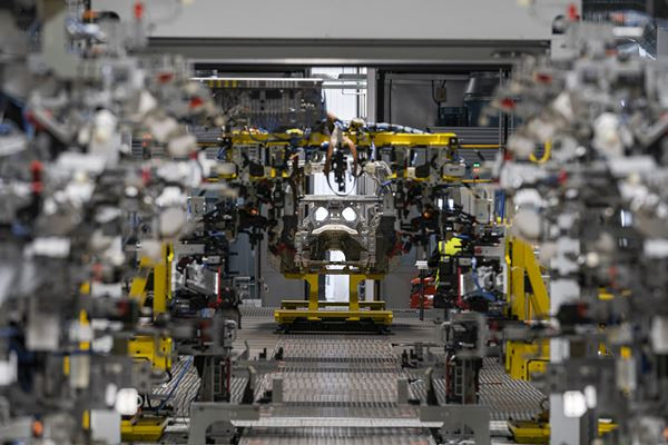 Le site de production Aston Martin de St Athan est dédié au SUV électrique DBX
