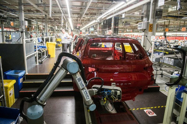 Un robot collaboratif fixe le lettrage du nom du modèle sur les voitures Seat