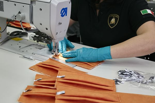 Lamborghini produit des masques chirurgicaux et des écrans de protection