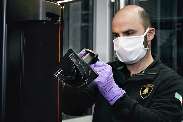 Lamborghini produit des masques chirurgicaux et des écrans de protection