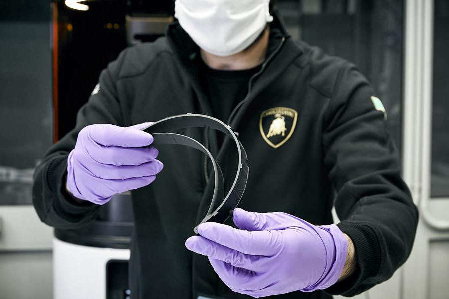 Lamborghini produit des masques chirurgicaux et des écrans de protection