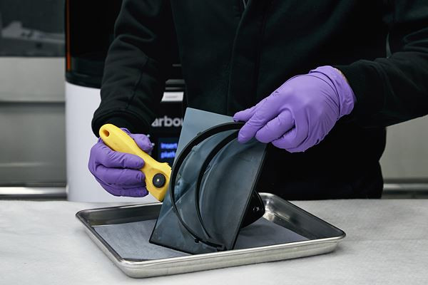 Lamborghini produit des masques chirurgicaux et des écrans de protection