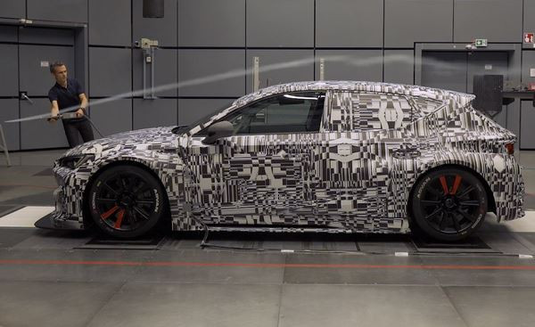 La Cupra Leon fait face à des vents allant jusqu'à 300 km/h en soufflerie