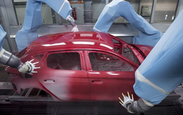 Chaque carrosserie Seat passe 6 heures dans l'atelier de peinture de Martorell
