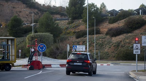 Des véhicules guidés automatisés transportent des pièces en dehors des ateliers