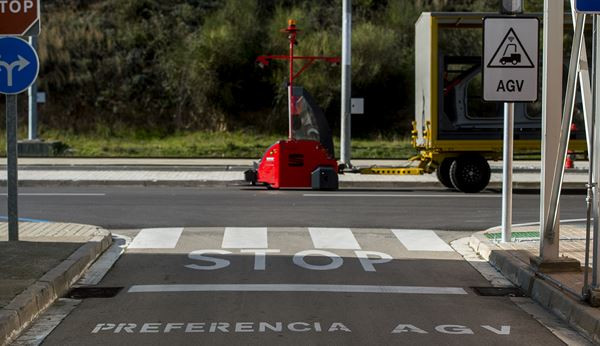 Des véhicules guidés automatisés transportent des pièces en dehors des ateliers