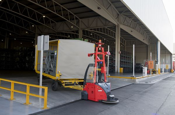 Des véhicules guidés automatisés transportent des pièces en dehors des ateliers