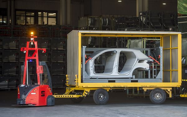 Des véhicules guidés automatisés transportent des pièces en dehors des ateliers