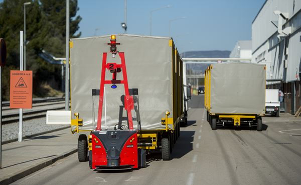 Des véhicules guidés automatisés transportent des pièces en dehors des ateliers