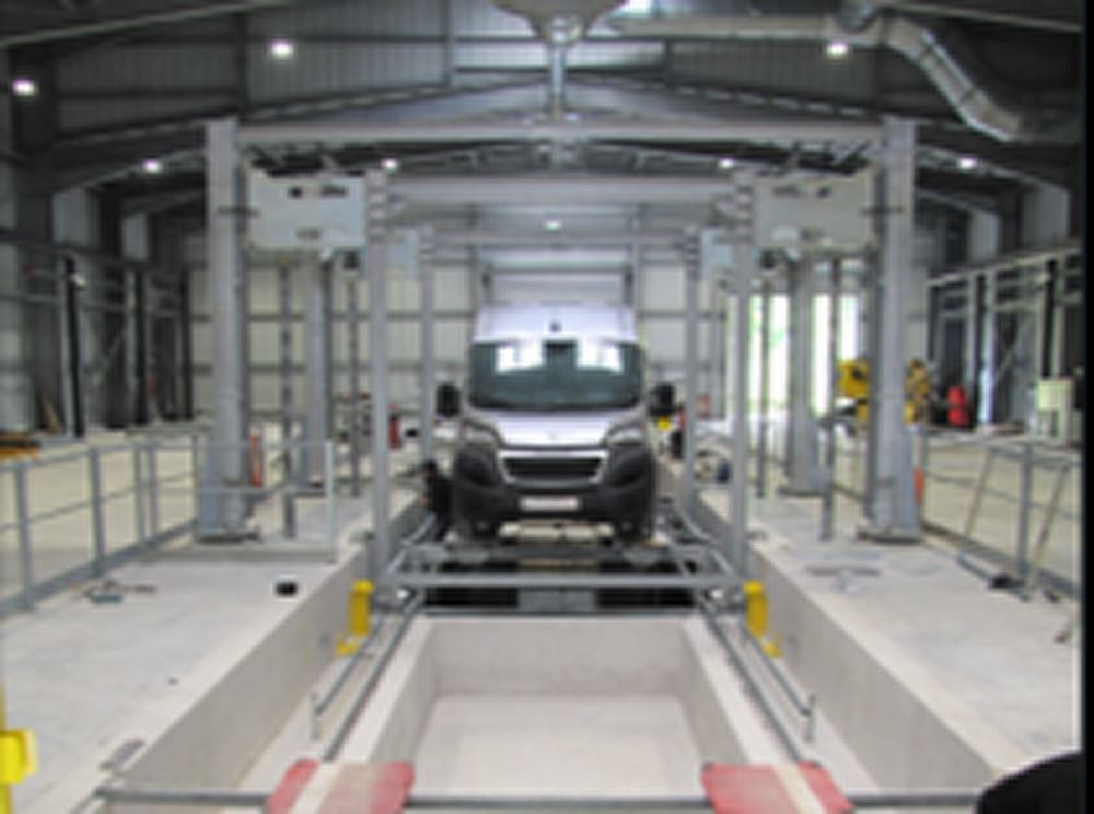 Le Battery Safety Lab de Stellantis permet de réaliser des tests extrêmes sur les batteries de véhicules électriques