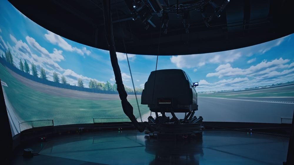 Le simulateur Driver-in-the-Loop DiM500 de Bridgestone permet d'évaluer les performances des pneus