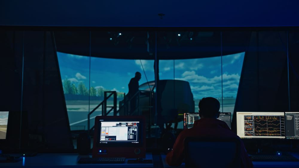 Le simulateur Driver-in-the-Loop DiM500 de Bridgestone permet d'évaluer les performances des pneus