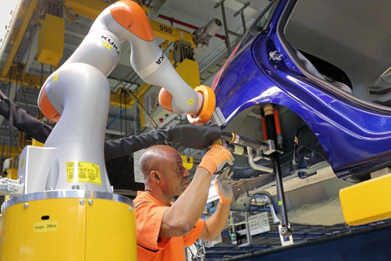 Des robots collaboratifs aident les techniciens sur la chaine d’assemblage