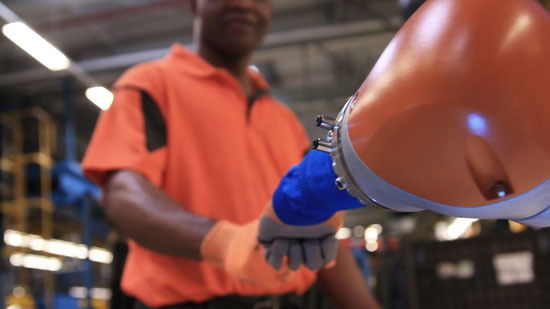 Des robots collaboratifs aident les techniciens sur la chaine d’assemblage
