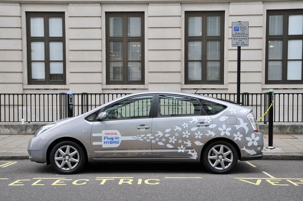 Toyota va lancer une voiture hybride rechargeable en 2010