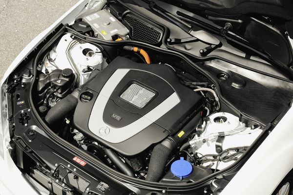 Mercedes commercialise la première voiture hybride alimentée par une batterie lithium-ion
