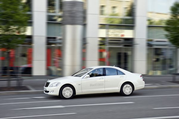 Mercedes commercialise la première voiture hybride alimentée par une batterie lithium-ion