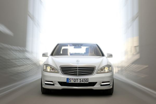 Mercedes commercialise la première voiture hybride alimentée par une batterie lithium-ion