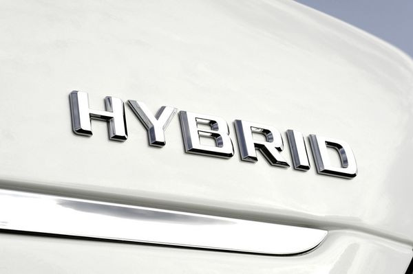 Mercedes commercialise la première voiture hybride alimentée par une batterie lithium-ion