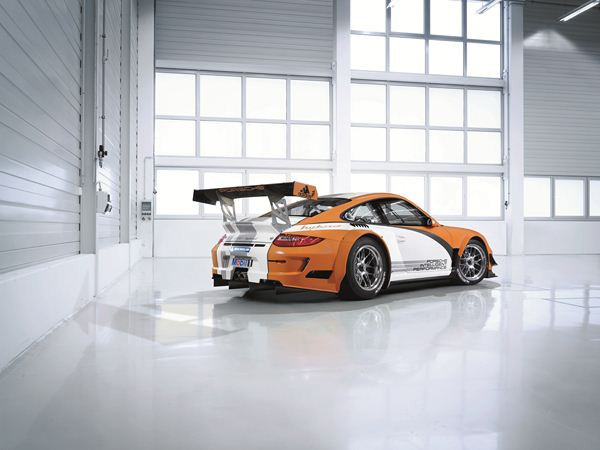 Porche dévoile une version hybride de Porsche 911 GT3 R à Genève