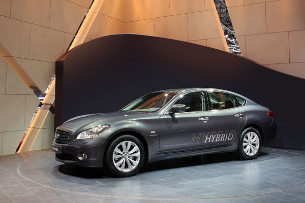 Infiniti présente la déclinaison hybride de la M