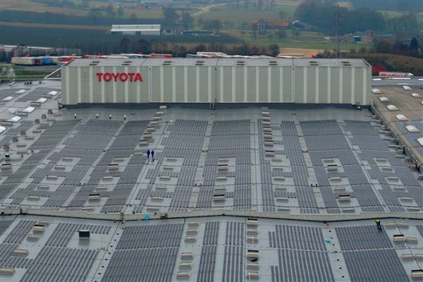 Toyota inaugure 80 000 m2 de panneaux solaires en Belgique