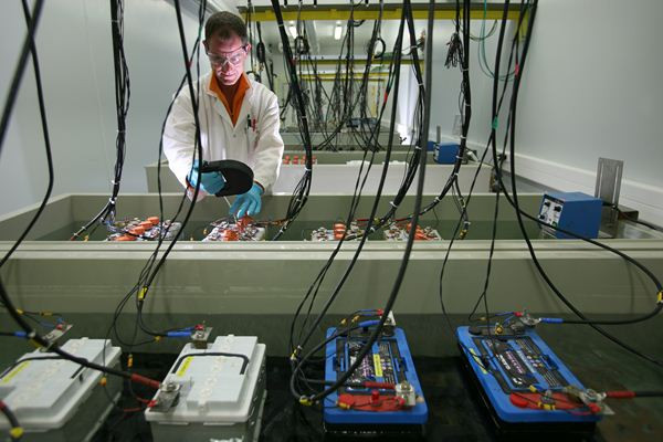 Le CEA développe les futures batteries des véhicules électriques