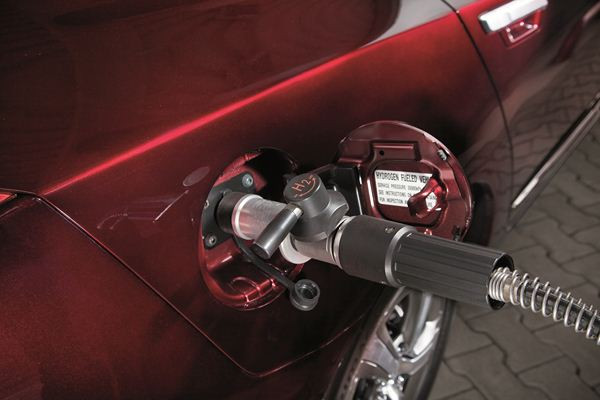 Premiers tours de roues avec la Honda FCX Clarity à hydrogène à Paris