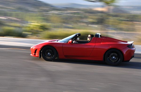 Tesla présente la quatrième génération de son Roadster à Paris