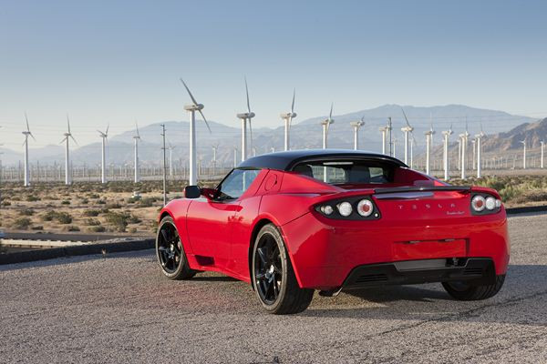 Tesla présente la quatrième génération de son Roadster à Paris