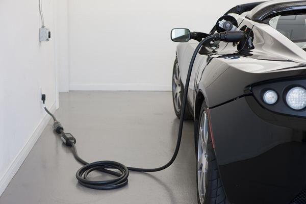 Tesla présente la quatrième génération de son Roadster à Paris
