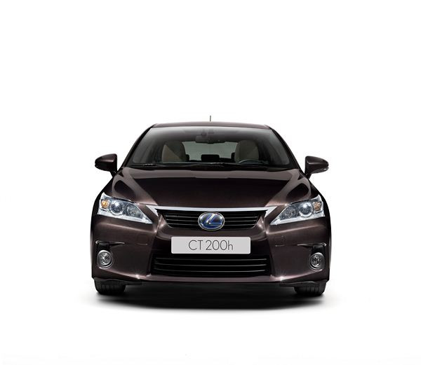 Lexus lance la première compacte hybride premium