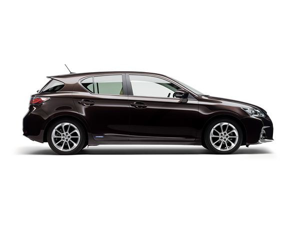 Lexus lance la première compacte hybride premium