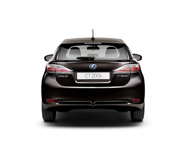 Lexus lance la première compacte hybride premium