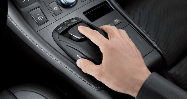 Lexus lance la première compacte hybride premium