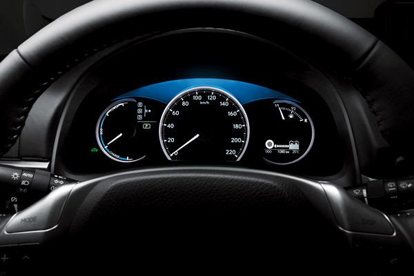 Lexus lance la première compacte hybride premium