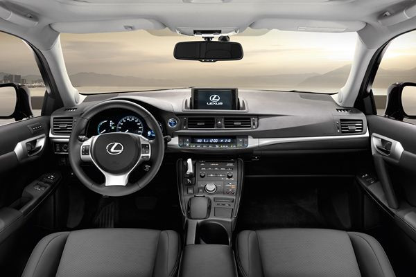 Lexus lance la première compacte hybride premium