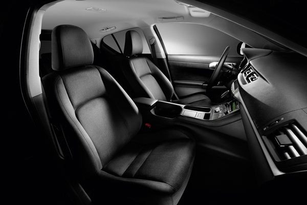 Lexus lance la première compacte hybride premium