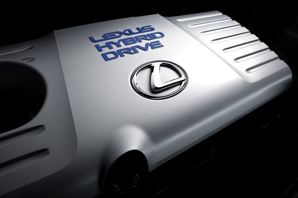 Lexus lance la première compacte hybride premium