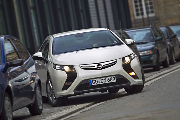 Opel présente l'Ampera électrique à autonomie prolongée à Paris