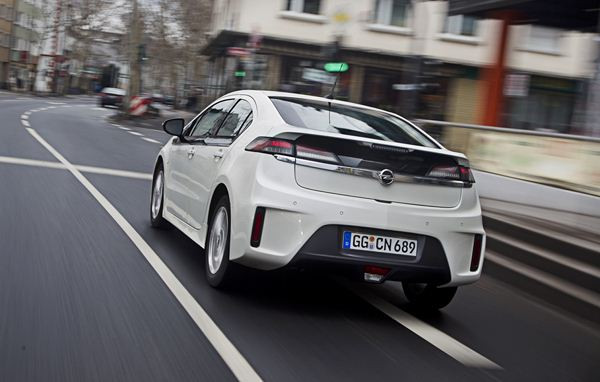 Opel présente l'Ampera électrique à autonomie prolongée à Paris