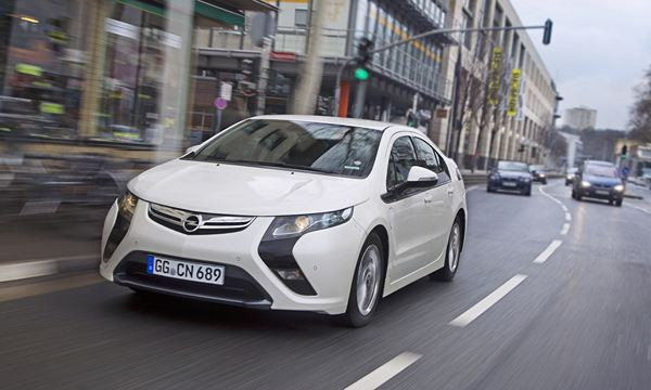 Opel présente l'Ampera électrique à autonomie prolongée à Paris